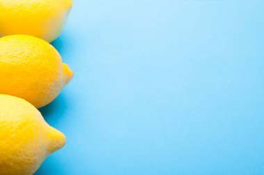 Taze limon mavi bir arka plan üzerinde. Kopya alanı.