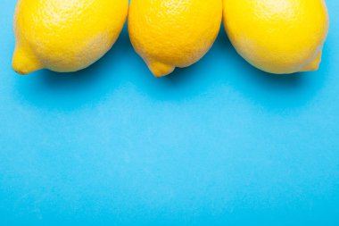 Taze sarı limon mavi masada, kopya alanı.
