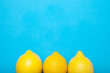 Kavramı, üç taze limon üzerinde mavi bir arka plan boş boşluk fo