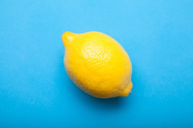 Mavi bir arka plan üzerinde izole limon.