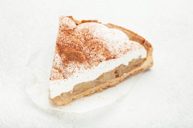 beyaz zemin üzerine kremalı pasta.