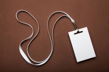 Boş rozet mockup izole kahverengi kırpma yolu üzerinde.