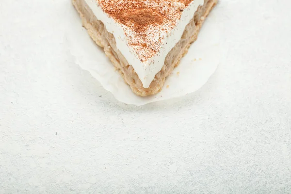 Pièce de tarte sucrée sur fond blanc, espace de copie . — Photo