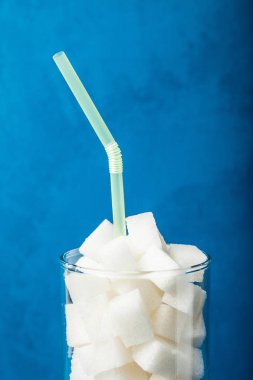 Cam beyaz şeker küpleriyle kavramı.