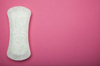 Sıhhi peçete veya pad, pembe bir arka plan üzerinde. Kopya alanı.