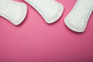 Pembe bir arka plan üzerinde yeni hijyenik pedler. Kopya alanı.