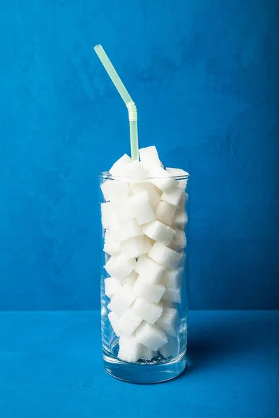 Uma enorme quantidade de açúcar em bebidas carbonatadas. Conceito insalubre — Fotografia de Stock