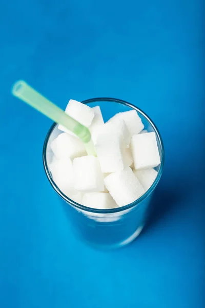 Eine Nahaufnahme, ein mit Zucker gefülltes Glas mit Strohhalm. — Stockfoto