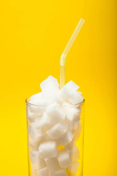 Koncepció - gyümölcslevek és a szénsavas italok, a cukor mennyisége — Stock Fotó