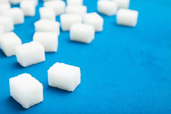 Kostki cukru biały na niebieskim tle vintage. Miejsce. — Zdjęcie stockowe