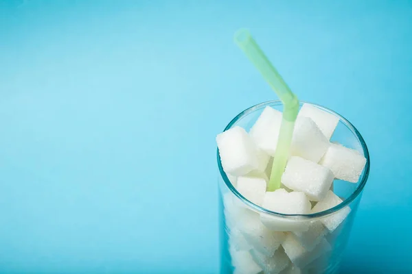 Zuckerwürfel in Glas auf isoliertem Hintergrund, Kopierraum. — Stockfoto