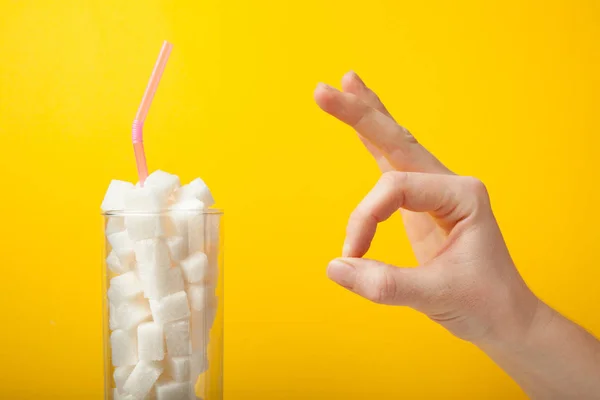 Ein Schild mit einer Hand und ein Glas mit Zucker, als Konzept eines lar — Stockfoto