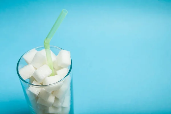 Raffinierter Zucker im Glas, leerer Raum für Text. — Stockfoto