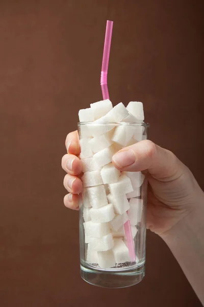 Un bicchiere di zucchero in mano, una soda . — Foto Stock