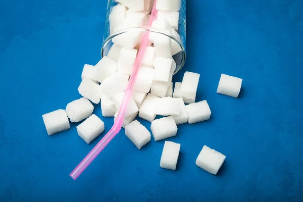 Kostki cukru w soda na niebieskim tle. — Zdjęcie stockowe