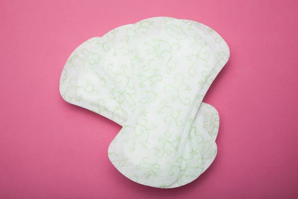 Set de servilletas higiénicas de algodón blanco sobre fondo rosa, menst —  Fotos de Stock