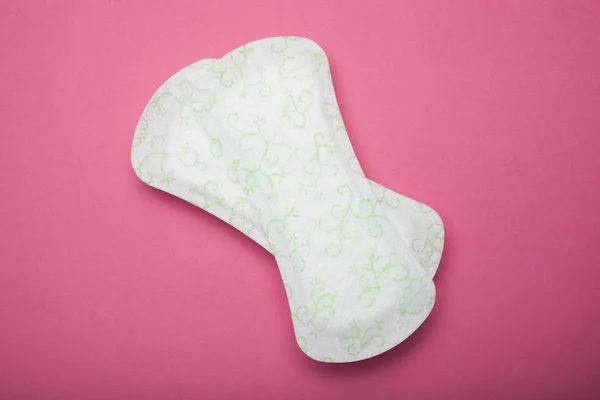Almohadillas sobre fondo rosa, concepto de menstruación . —  Fotos de Stock
