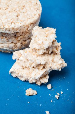 Diyet gluten free ekmek üzerinde izole mavi arka plan, dikey.