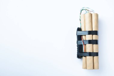 Dinamit ve beyaz bir arka plan için boş alan üstünde hareket eden telefon