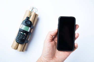 Beyaz arka plan ve denetimi için elinde telefon ev yapımı bomba.