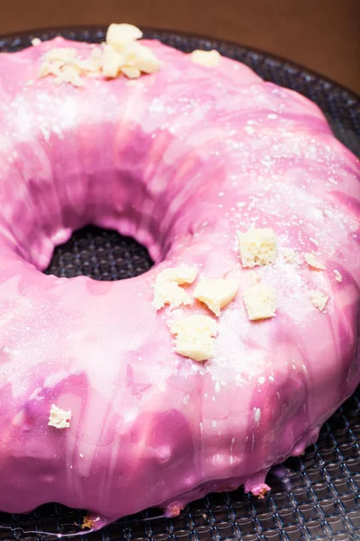 Söta kakor i form av en donut, rosa grädde. Närbild. — Stockfoto