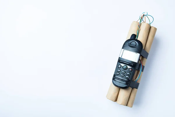 Terrorist bomb with electronic mobile phone, copy space. — Stock Photo, Image