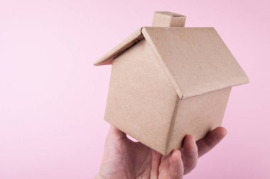 Bir adamın elini modern bir daire evde örneği.