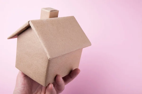 A aparência moderna da casa é feita de papelão. Ba rosa — Fotografia de Stock