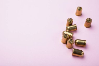 Pembe bir arka plan, metin için boş alan altın vintage mermi.