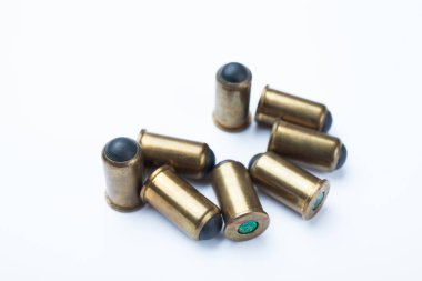 Plastik mermi, beyaz arka plan üzerinde izole.