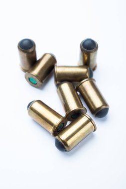 Plastik mermi beyaz bir arka planda, dikey.