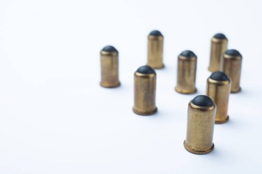 Beyaz bir arka plan üzerinde eski plastik mermi. Metin için boş yer.