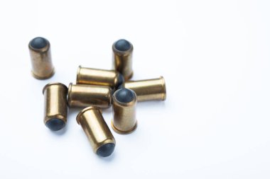 Beyaz bir arka plan üzerinde plastik mermi kümesi. Tex için boş alan