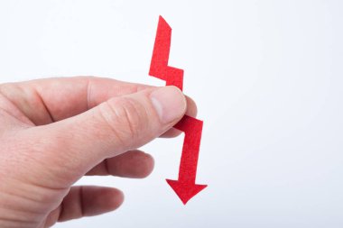 El, bir finansal sonbahar bir sembolü olarak kırmızı ok.