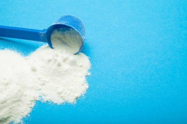 Bebek süt mavi zemin üzerine kuru, metin için yer kopyalayın.