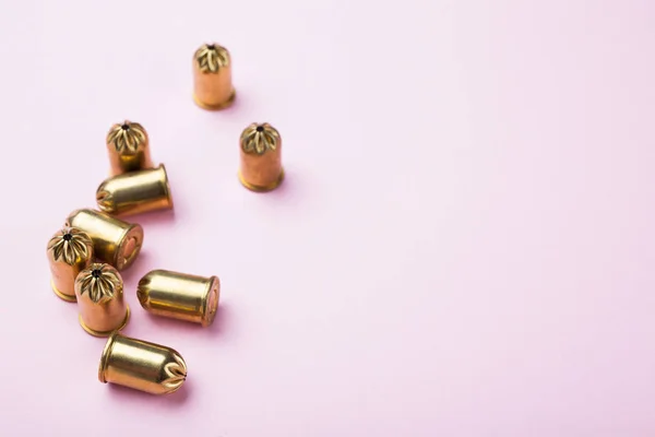 9 mm kogels op een roze achtergrond, kopie ruimte. — Stockfoto