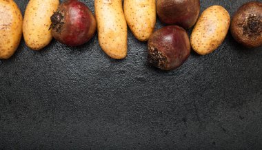 Patates ve kırmızı pancar vintage siyah zemin, boş alanı f