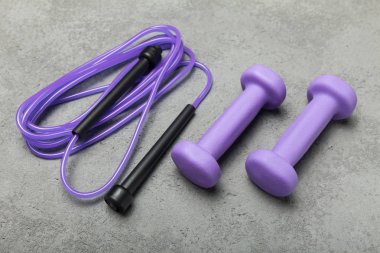 Spor malzemeleri spor için gri bir tablo. Spor aksesuarları.