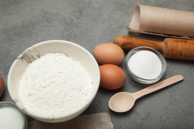 Pişirme için-doğal maddeler yumurta, un, şeker, süt, butte