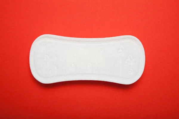 Almohadilla menstrual sobre fondo rojo . —  Fotos de Stock