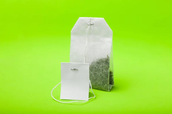 Um saco branco de chá verde . — Fotografia de Stock