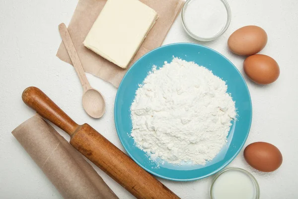 Hamur, yumurta, süt, tereyağı, tuz ve unu için malzemeler