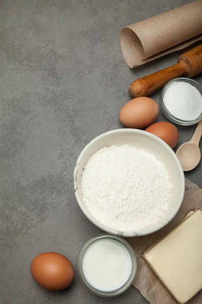 Zutaten für Teig für Pizza oder Pasta, vertikal. — Stockfoto