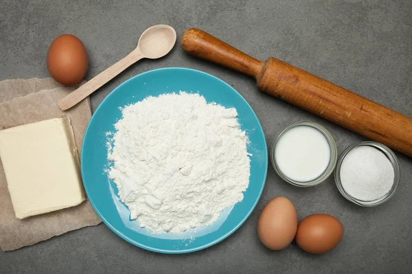 Selbstbacken, Konzept: Mehl, Eier, Butter, Zucker und Milch. — Stockfoto