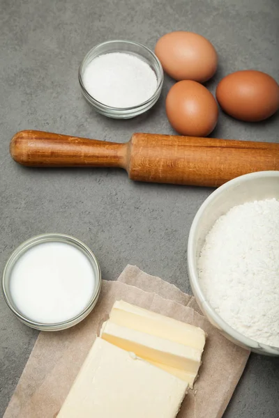 Bake cook with kitchen tools and ingredients: flour, eggs, butte — Stock Photo, Image