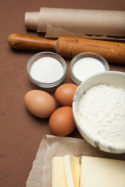 Pişirme için malzemeler: un, yumurta, tereyağı, şeker ve süt. — Stok fotoğraf