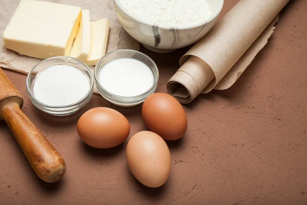 Ev yapımı kurabiye hazırlama, un, yumurta, tereyağı, şeker bir kardeş üzerinde — Stok fotoğraf