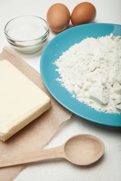 砂糖、卵、小麦粉、白い背景に、垂直にバター. — ストック写真