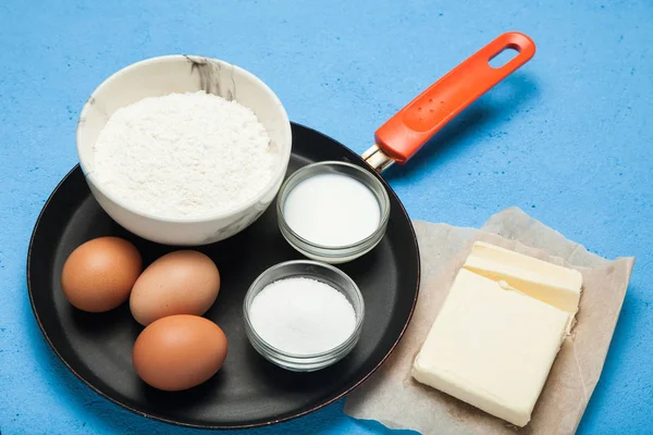 Homemade pannenkoeken en beignets, concept. — Stockfoto