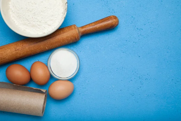 Rustik mutfak (yumurta, un, süt, tereyağı, şeker pasta pişirme) — Stok fotoğraf